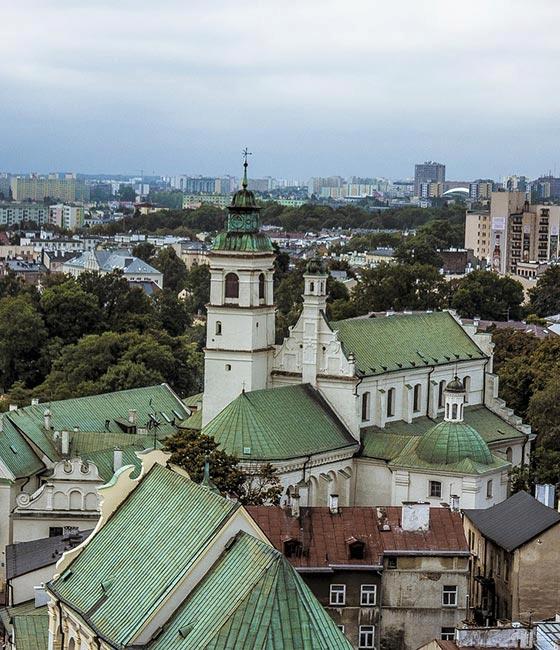 Przeglądy okresowe budynków Lublin – widok na kościół i otaczające zabudowania w sercu miasta.